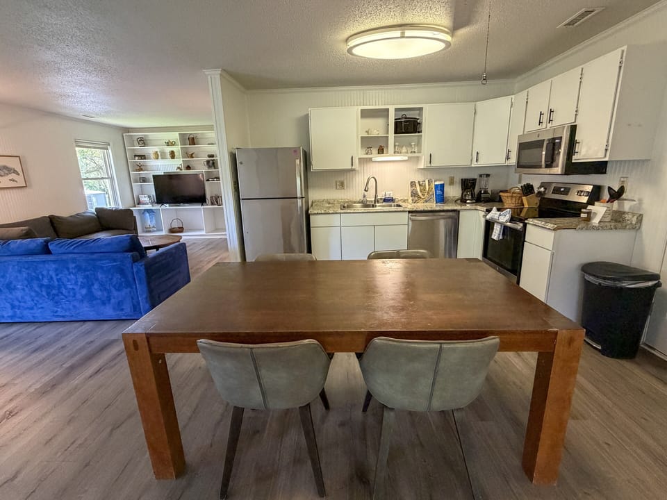 Kitchen (alternate view)