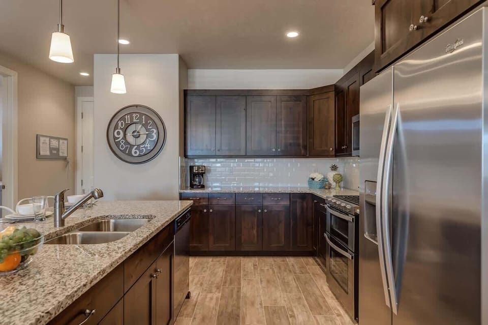  Fully stocked kitchen with all cooking essentials