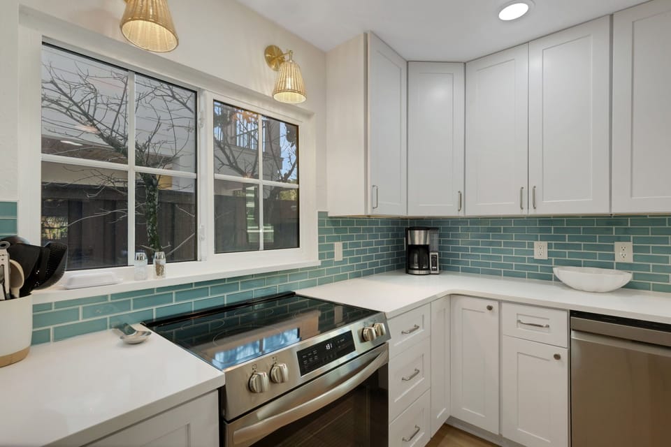 Features: Massive eat-in island (seats 4), stainless steel appliances, double ovens, and ample counter space.