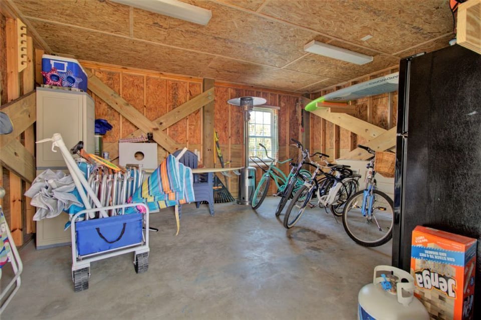 Beach equipment, bikes and games