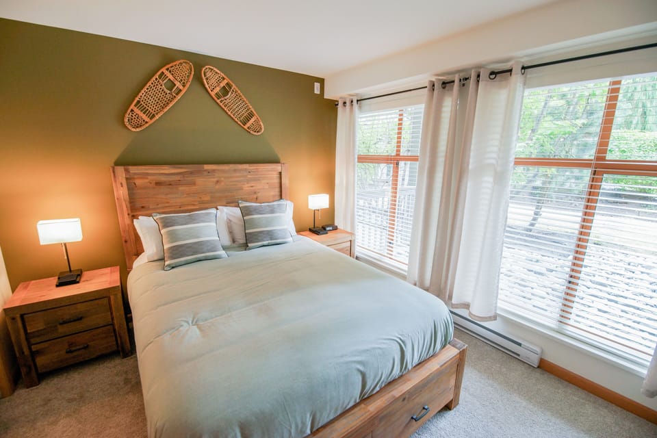 Bedroom with Queen bed