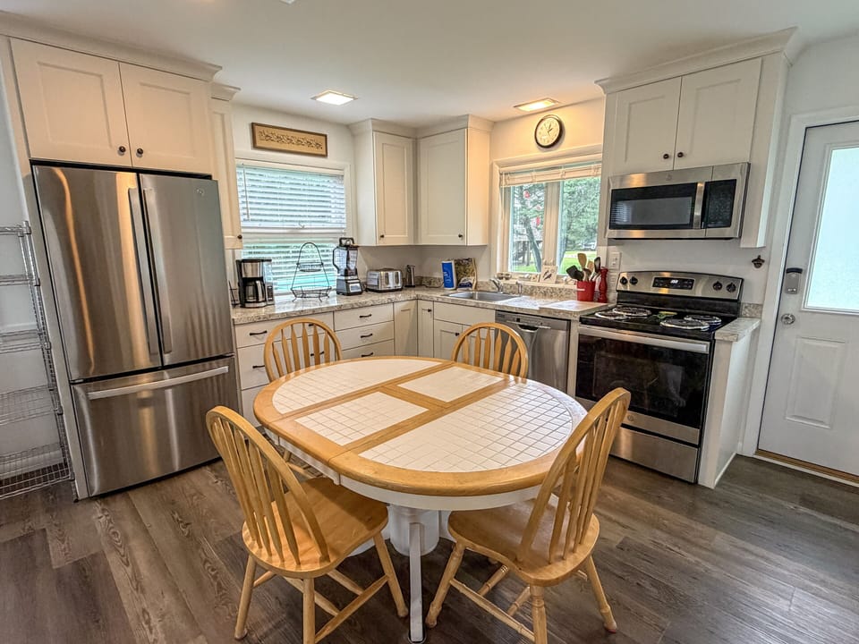 Kitchen with Dining Table