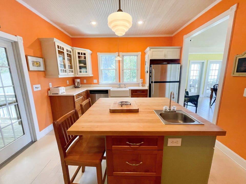 Kitchen (alternate view)