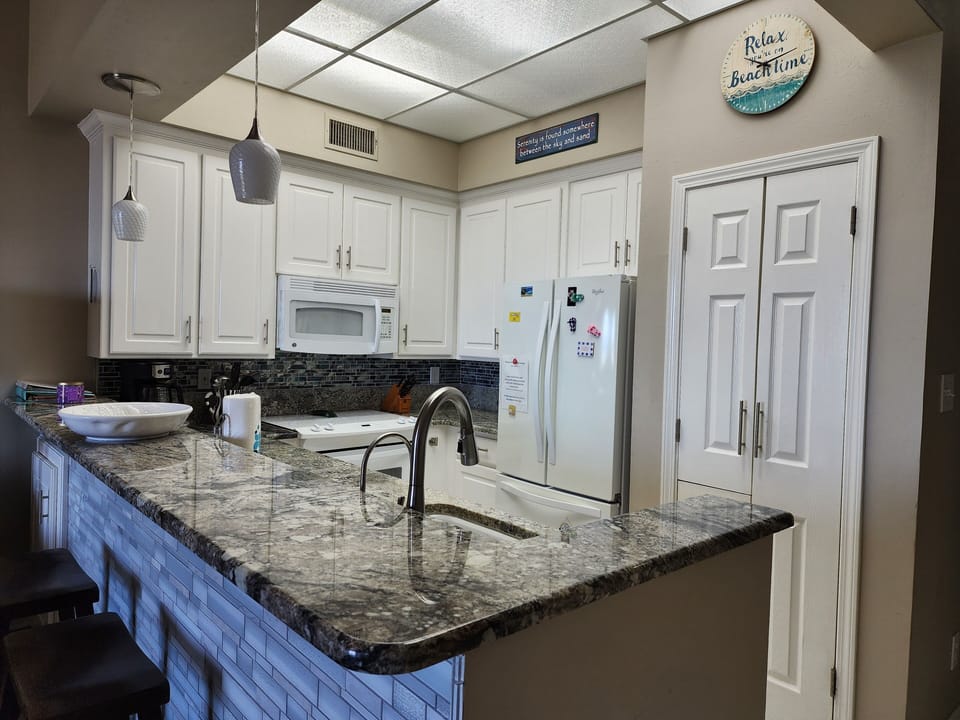 Kitchen & bar area