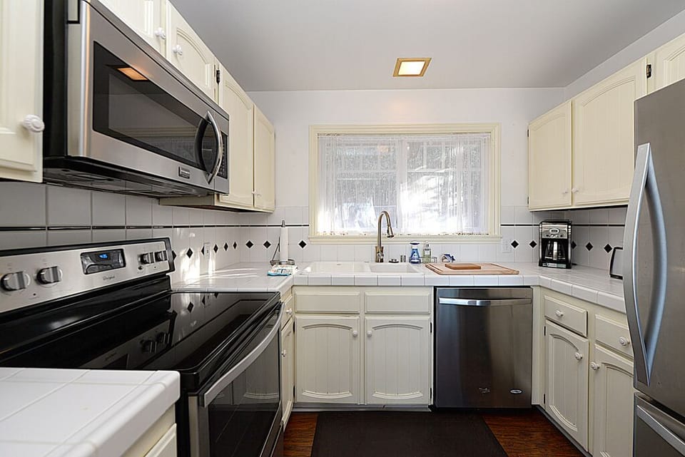 123UT-Open Kitchen-Catalina Island Vacation Rentals.jpg
