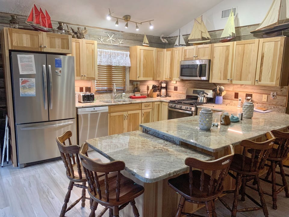 Kitchen, Screened Porch Access