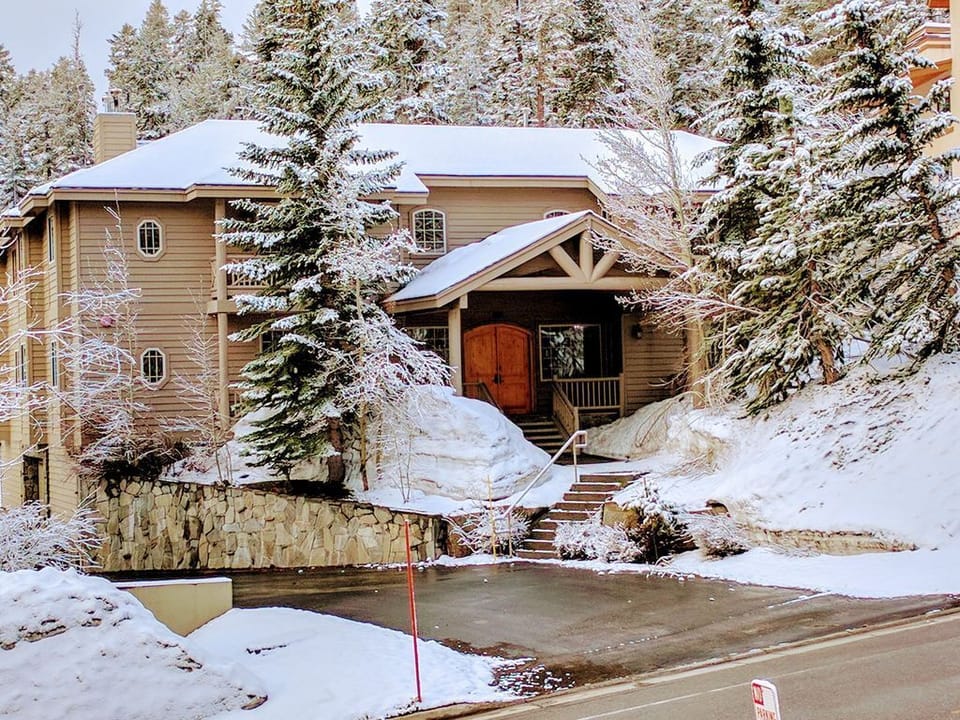 Enjoy the entire first floor of Sonenalp with the rental of units 1 & 2