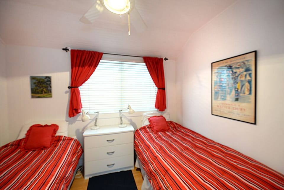 12-219CL-bed2.jpg