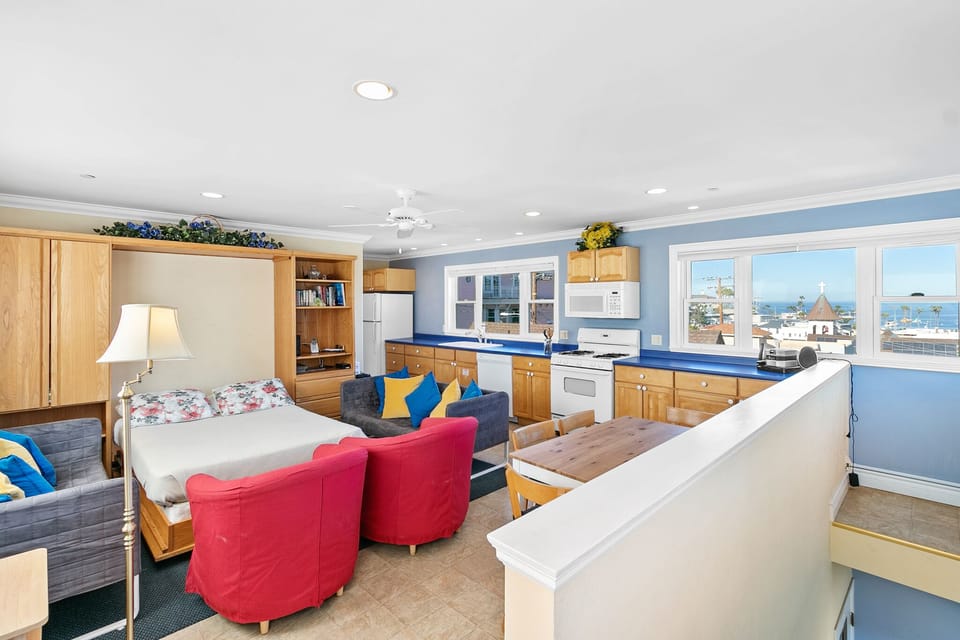 318M Upper - Living Room w Murphy Bed