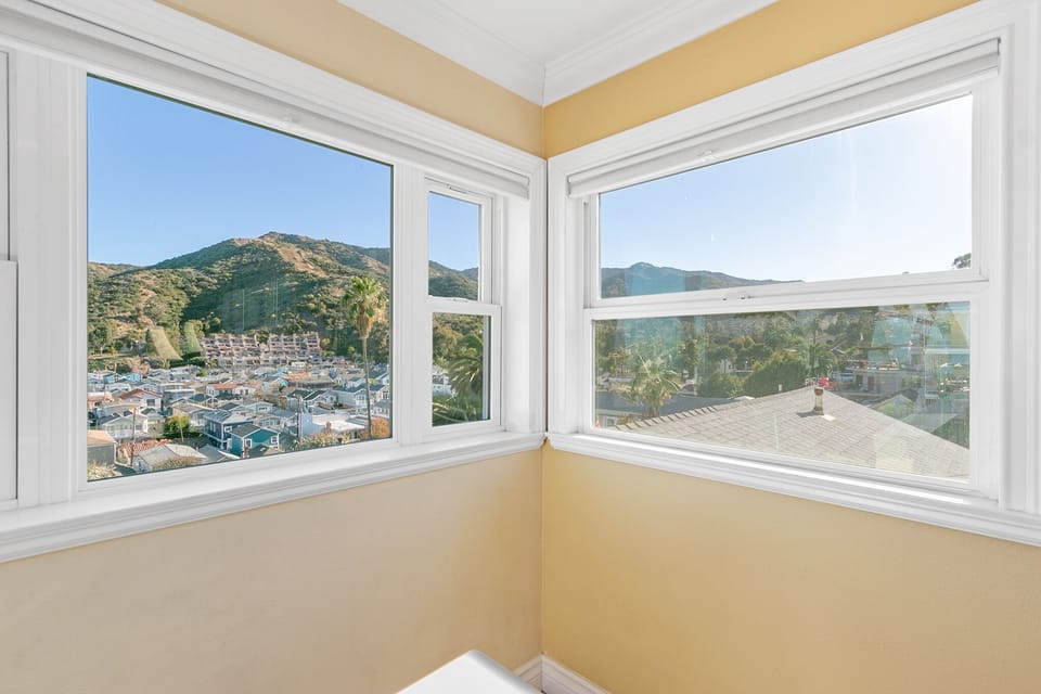 318M Upper - Window Views