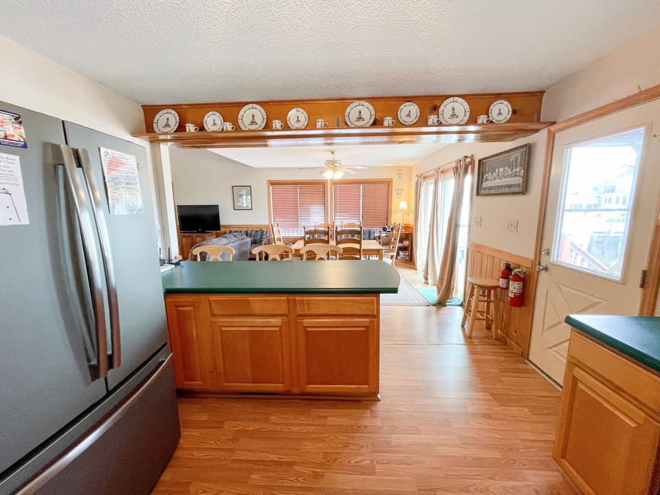 Kitchen (alternate view)