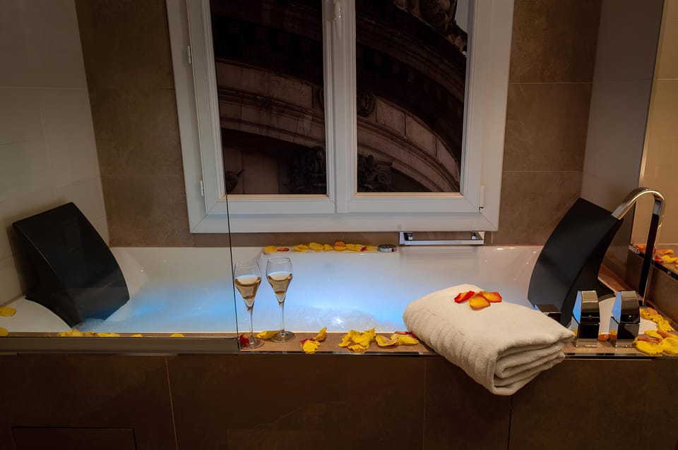 Opera Garnier Room with Jacuzzi | Bathroom | Designer toiletries, slippers