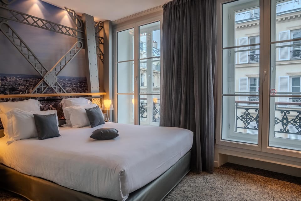 Premium bedding, in-room safe, blackout drapes, soundproofing