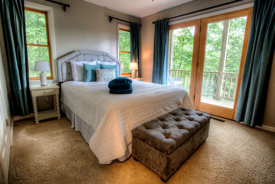Bedroom 4 | Queen | Main Level | deck access