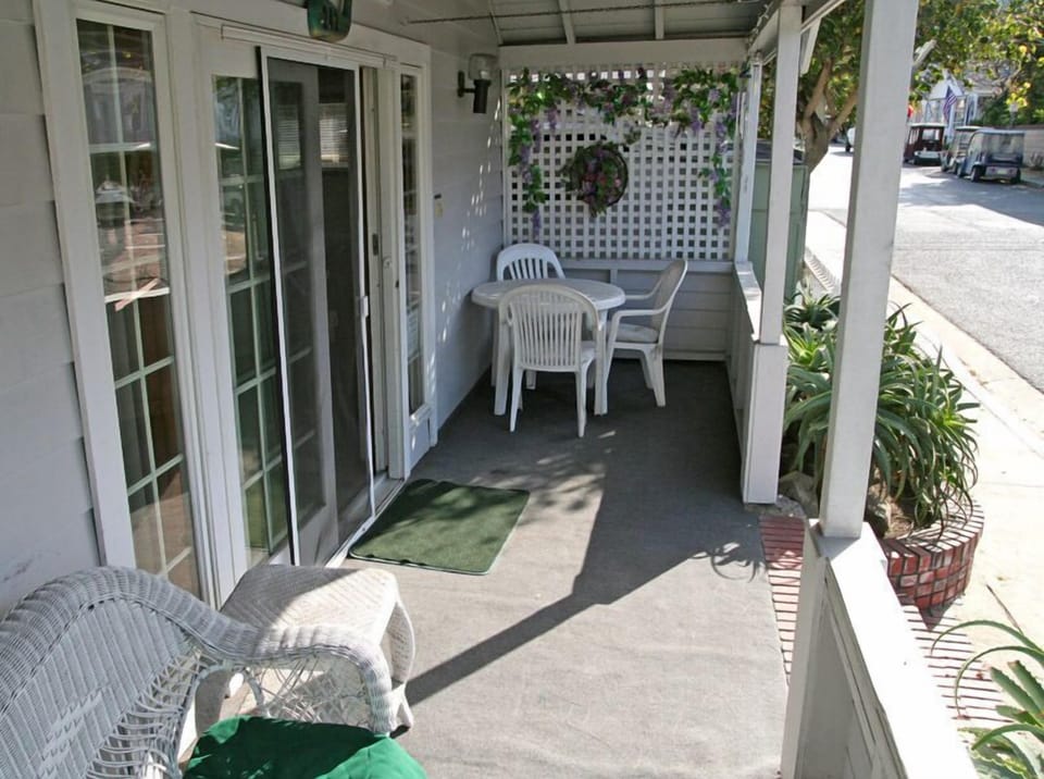 12-V12-242CL_porch_6387.jpg
