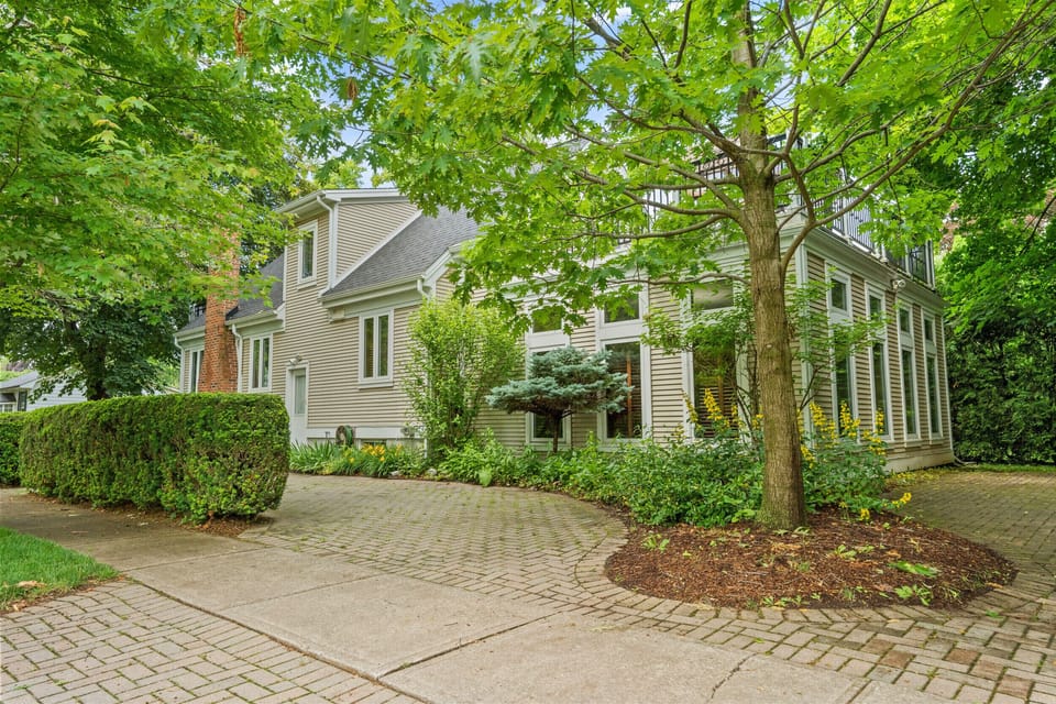 Drive way - Governor's Walk - Niagara-on-the-Lake