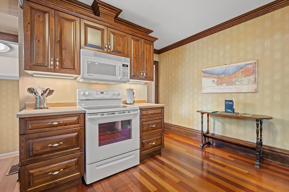 Kitchen with electric stove and microwave - Governor's Walk - Niagara-on-the-Lake