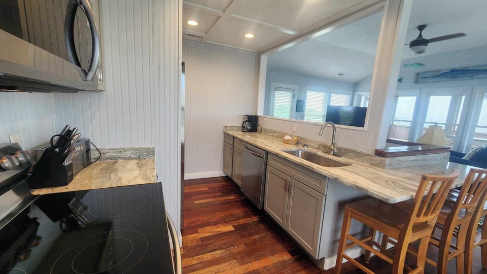 Kitchen (alternate view)