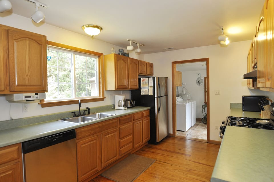 Kitchen (alternate view)