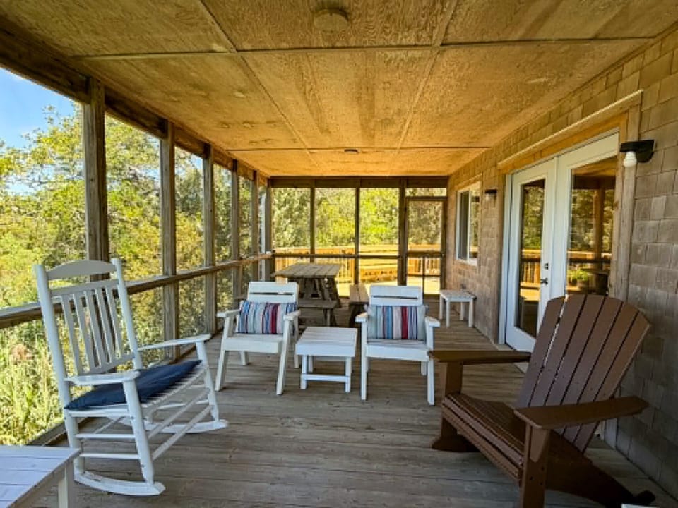 Screened Porch (alternate view)