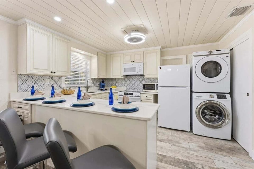 Breakfast bar that can comfortably sit 43-4 guests.