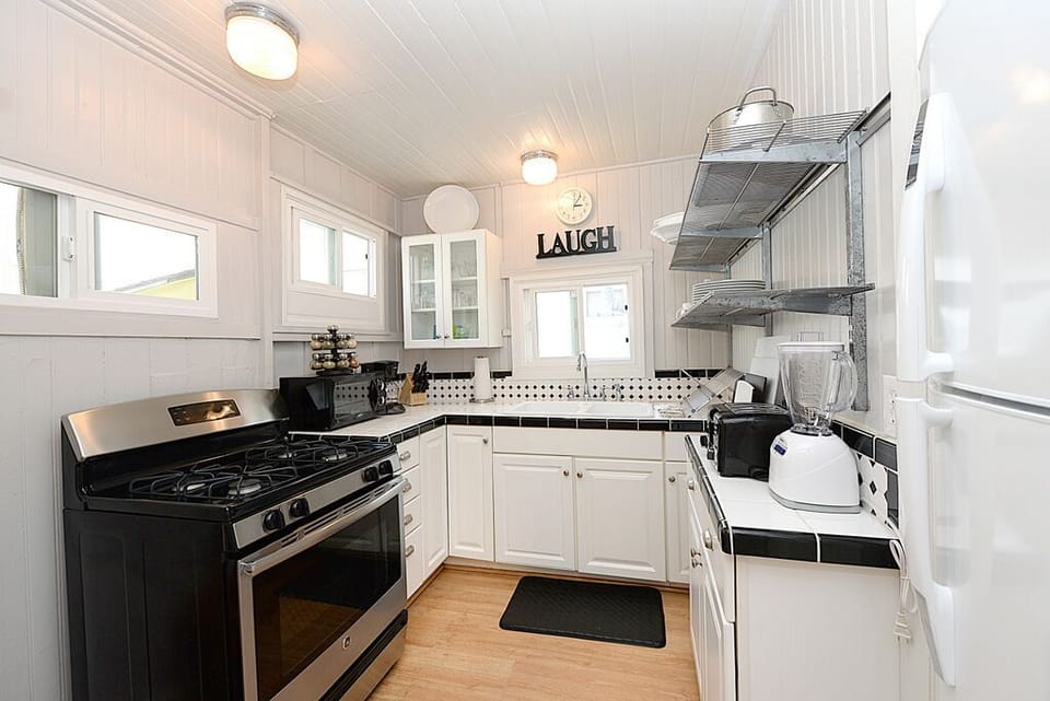 13-330S-kitchen.JPG