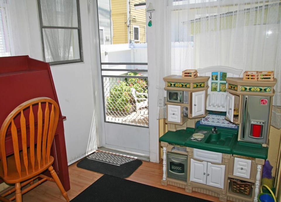 26-330 Sumner_back room with toys_0024.jpg