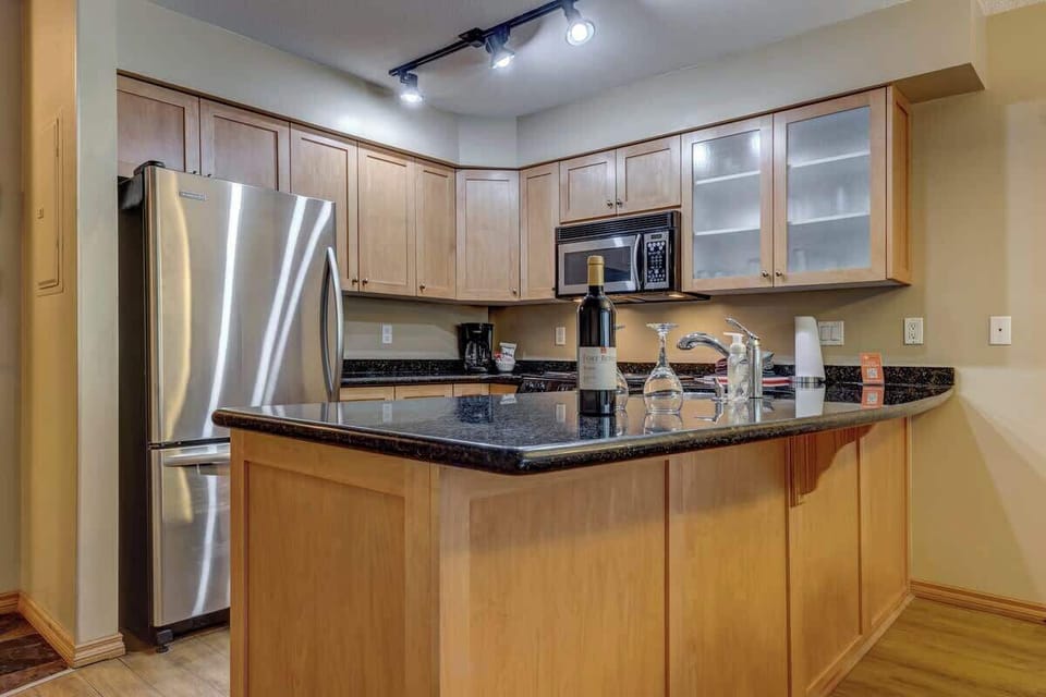 Full Kitchen with Granite Counters