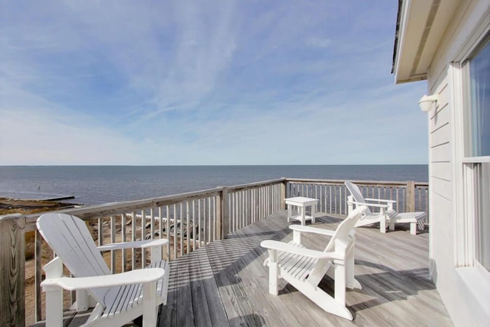 Kick back and relax. Enjoy million dollar views of water & sunset.