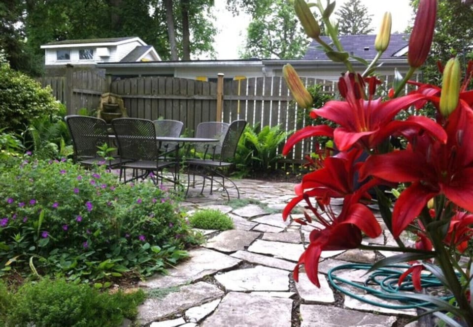 Beautiful gardens - Abigail House - Niagara-on-the-Lake