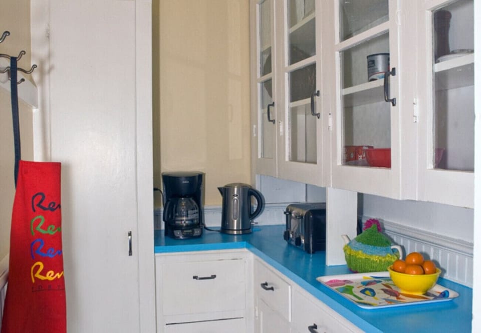 Old fashioned pantry - great for extra prep space! - Abigail House - Niagara-on-the-Lake