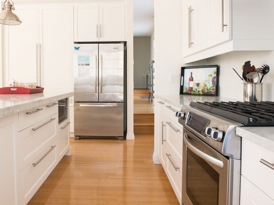 fully equipped  kitchen - Peaks on Gate - Niagara-on-the-Lake