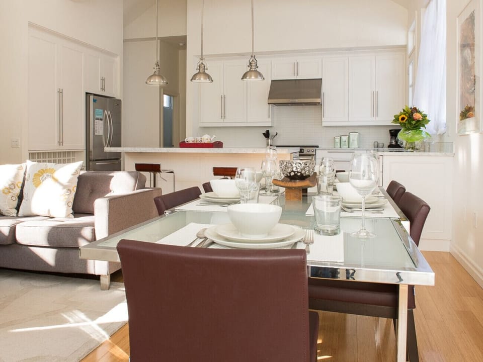 Open concept dining room, living room and kitchen - Peaks on Gate - Niagara-on-the-Lake