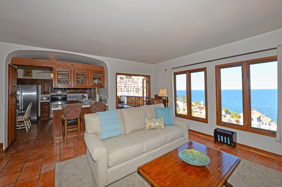 H319---Living-Area-Views.jpg