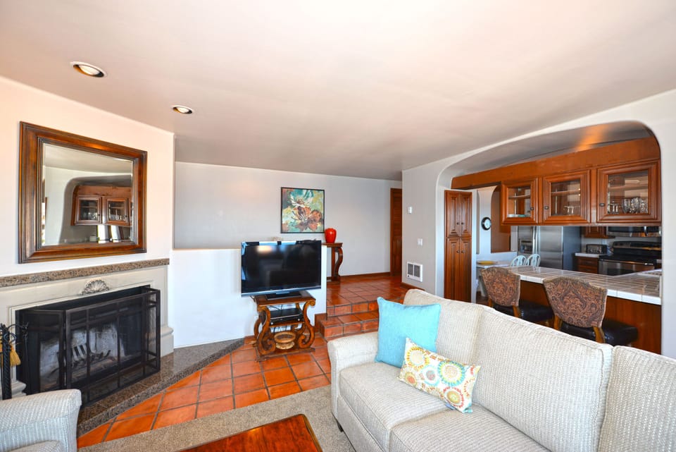 H319---Living-Area-to-Kitchen.jpg