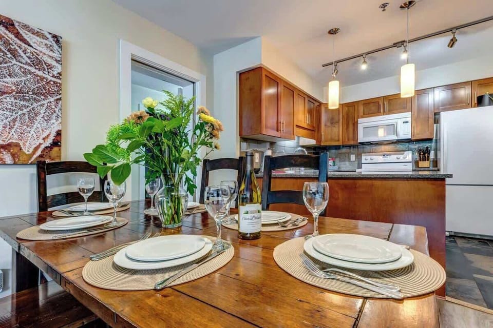 Dining Area with Seating for 8