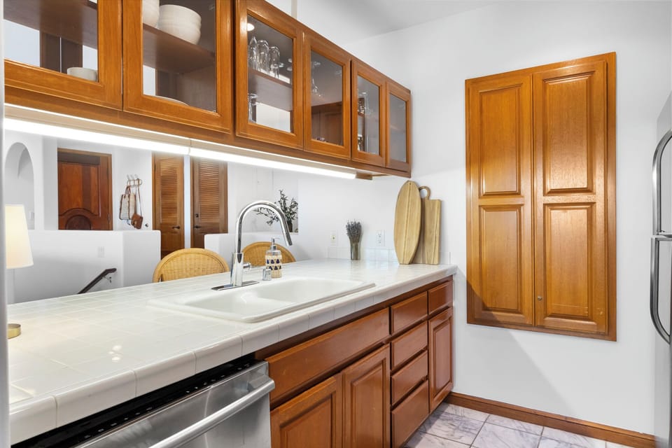 H228 - Kitchen Counter