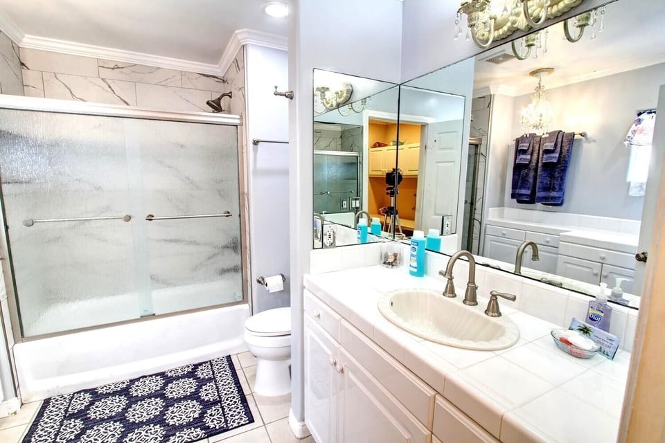 Large ensuite bathroom