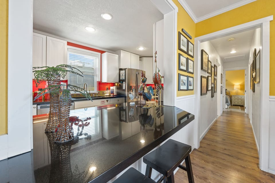 315EU - Breakfast Bar to Bedrooms