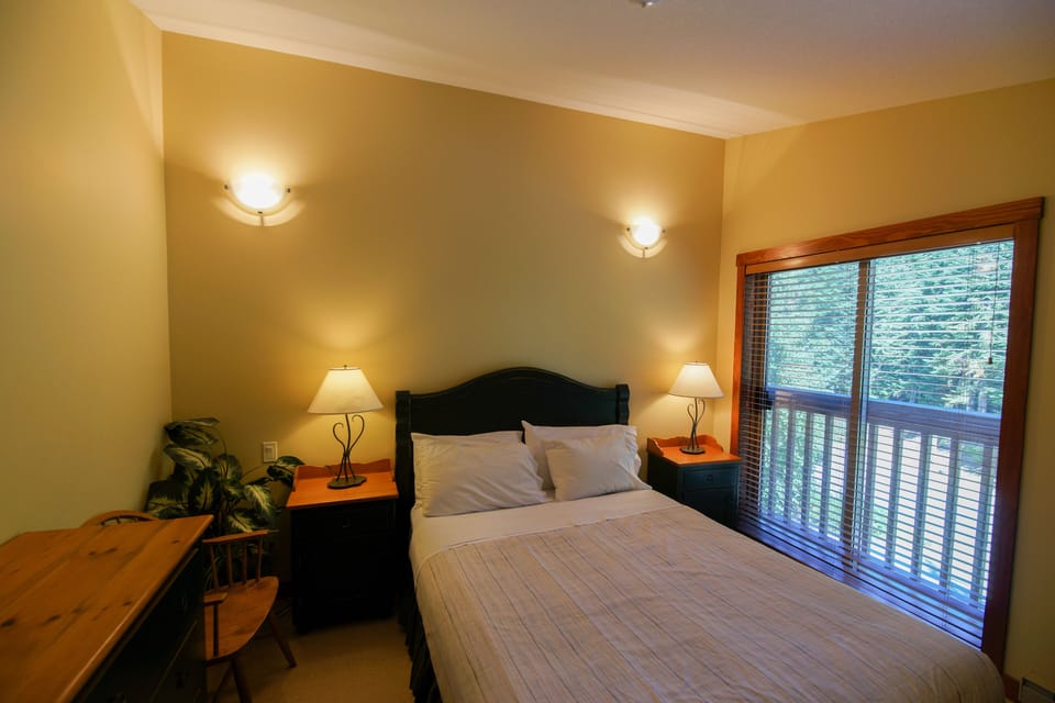 Masterbedroom with Queen bed