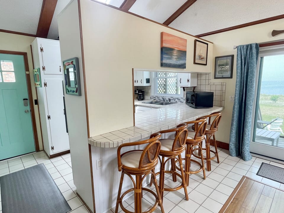 Breakfast Bar with Seating for Four