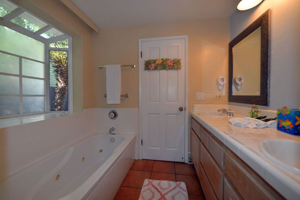 Bathroom-2-Tub.jpg