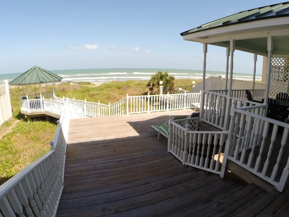 2nd Floor deck oceanside
