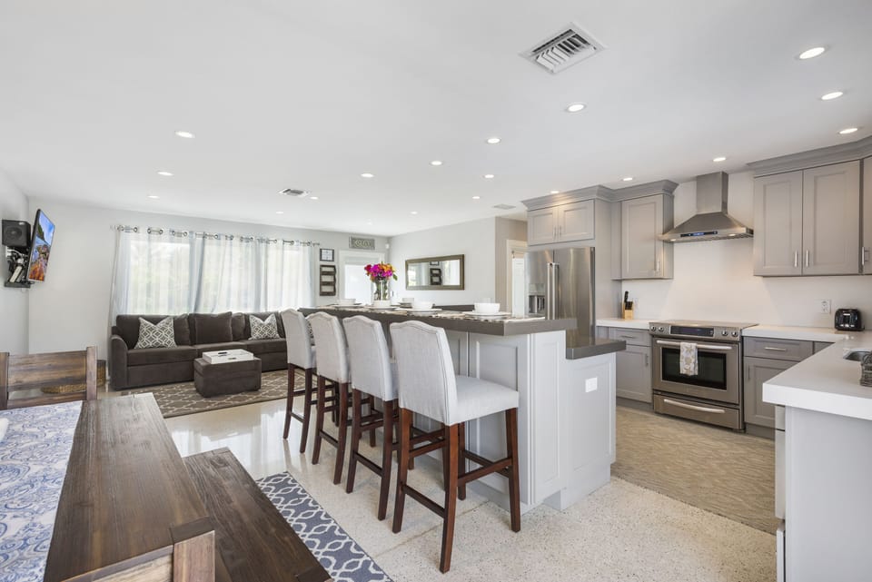 A dining area with a view! Enough space for everyone to sit. 