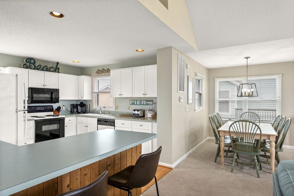 DR24: Dolphin Watch I Top Level Dining Area and Kitchen