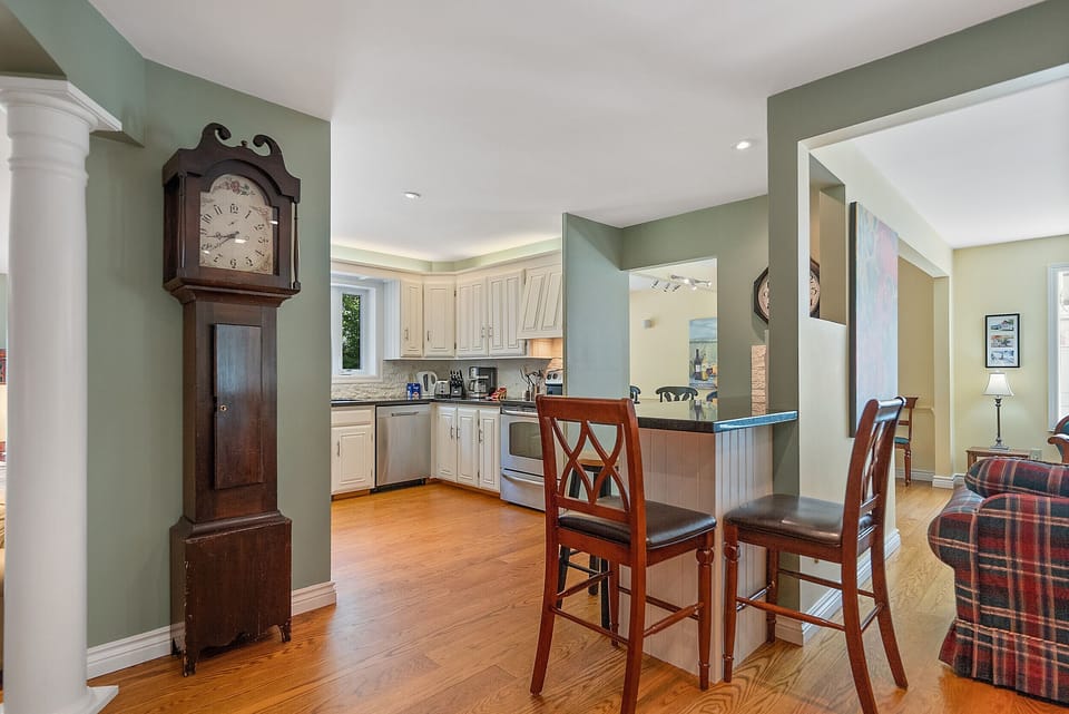 Breakfast bar - Sanibel North Vacation Home - Niagara-on-the-Lake