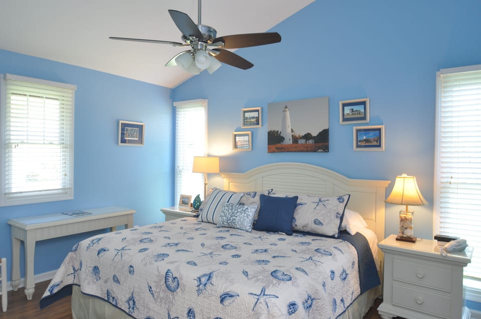 King Bed with TV, First Floor