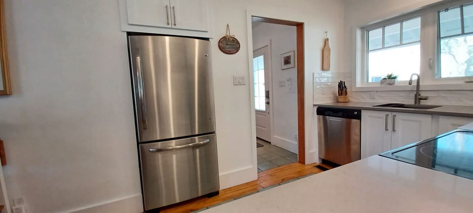 Fully equipped kitchen - Butterfly Cottage - Niagara-on-the-Lake