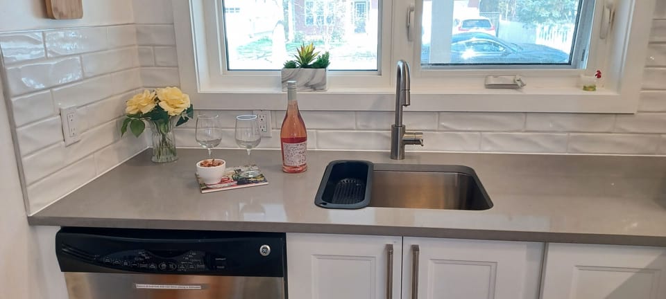 Fully equipped kitchen - Butterfly Cottage - Niagara-on-the-Lake