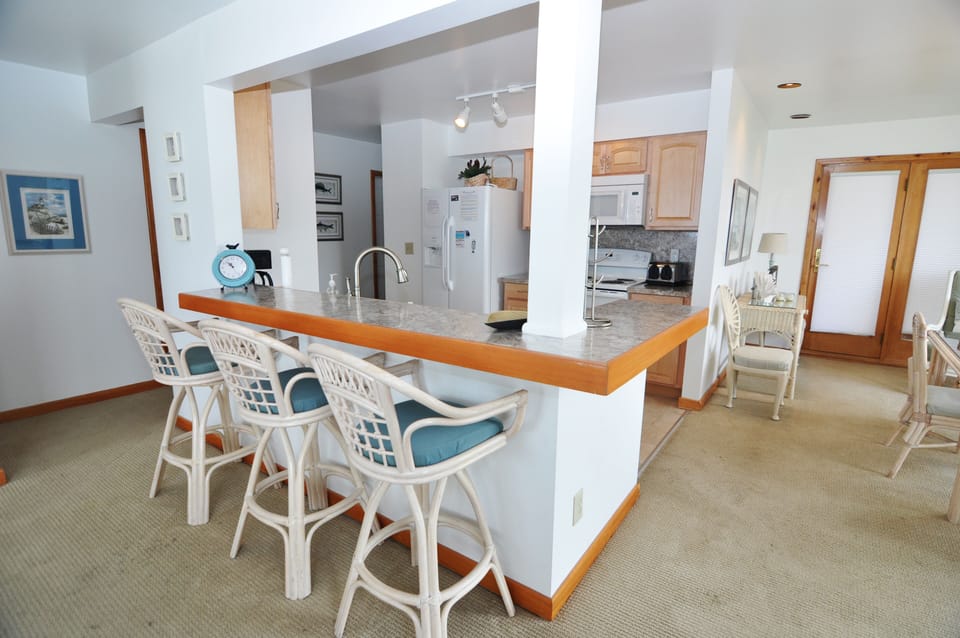 Breakfast Bar, First Floor